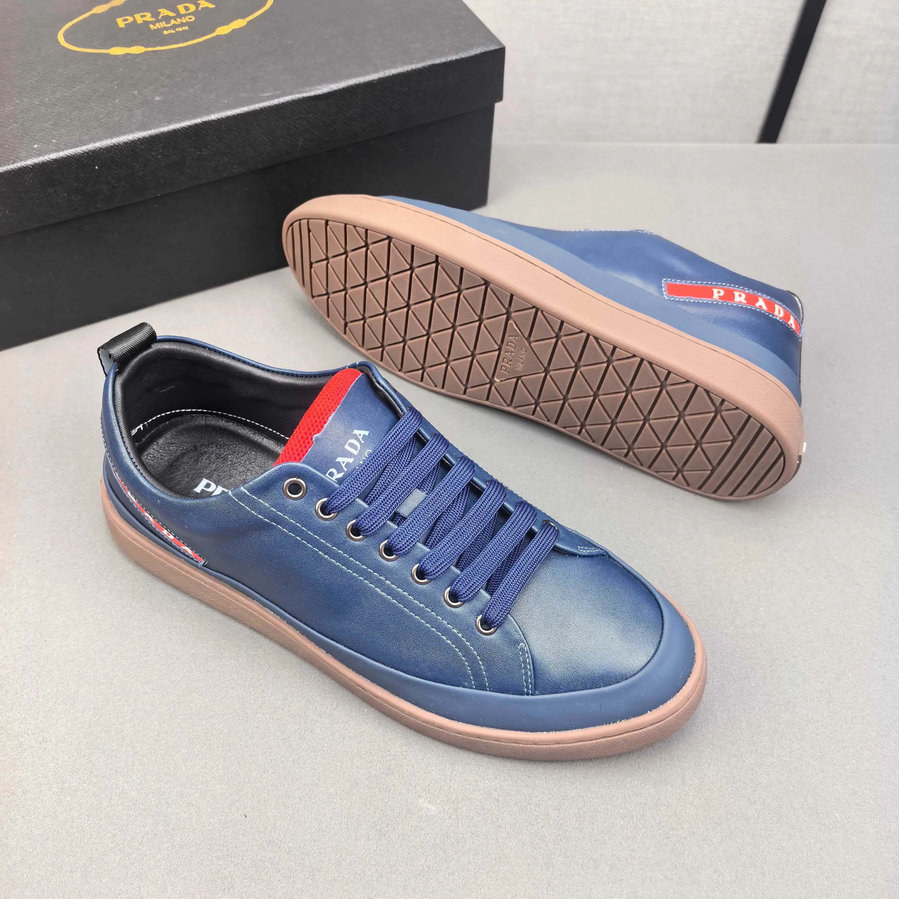 PP400👟👟👟Prada set off the audience! Prada, an international brand that is constantly innovating, this men's casual shoe, the original version, made of cowhide leather at a ratio of one to one at the store, with leather feet and rubber non-slip outsole, breathable and comfortable, quality speaks for itself👄38-44
